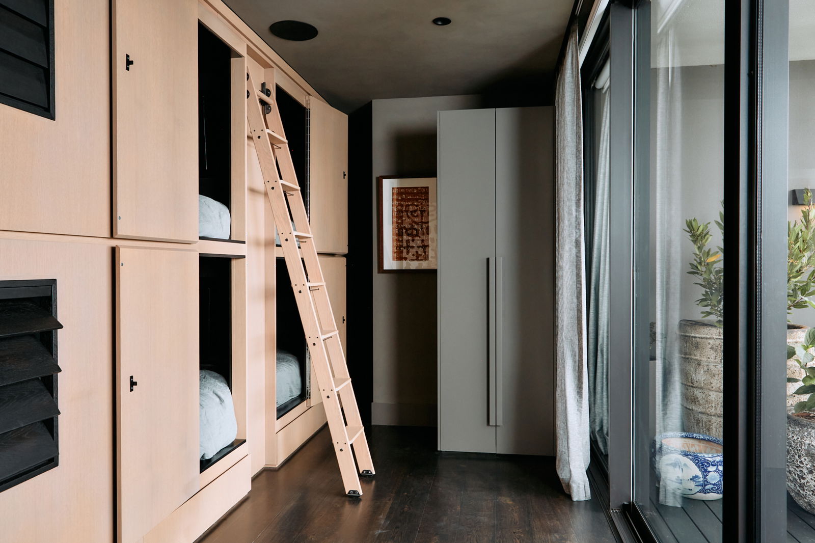 Furnished 3 Bedroom Apartment in Melbourne