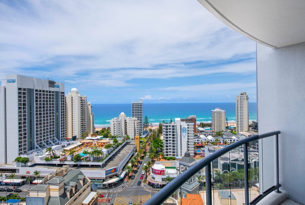 Furnished 2 Bedroom House in Surfers Paradise