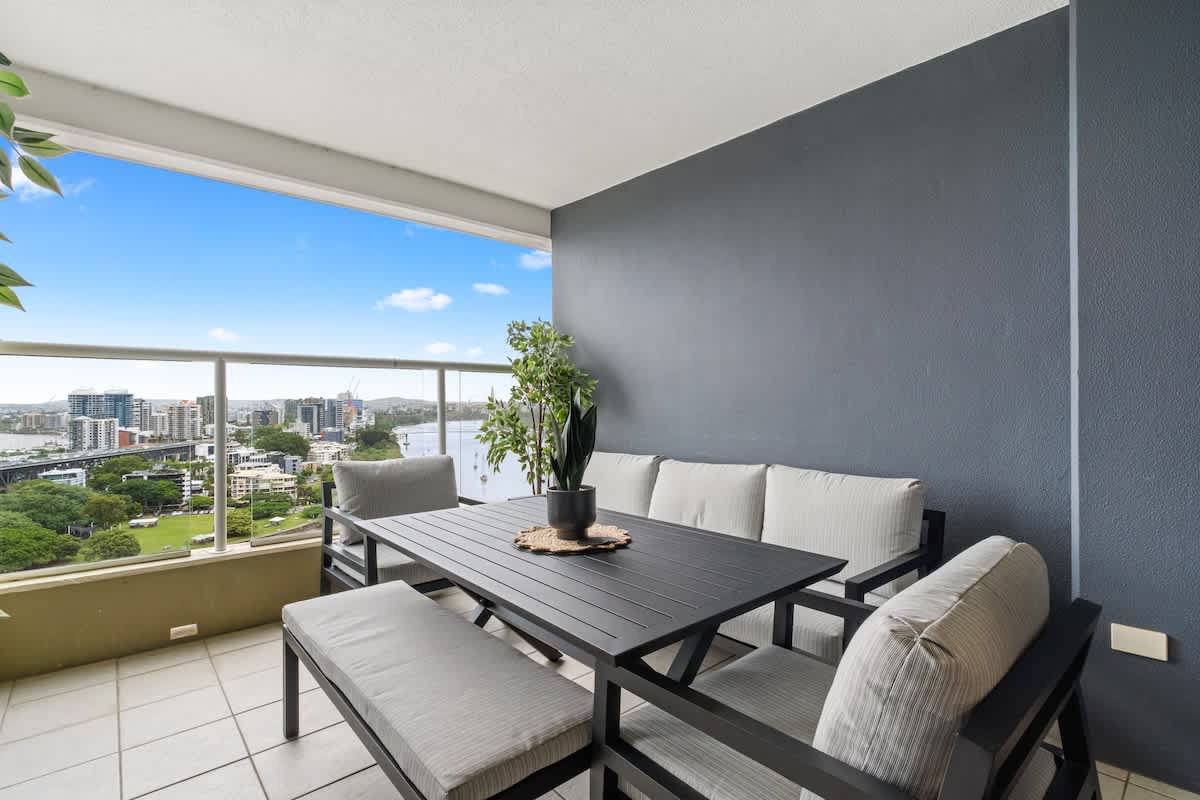 Furnished 1 Bedroom Apartment in Brisbane City